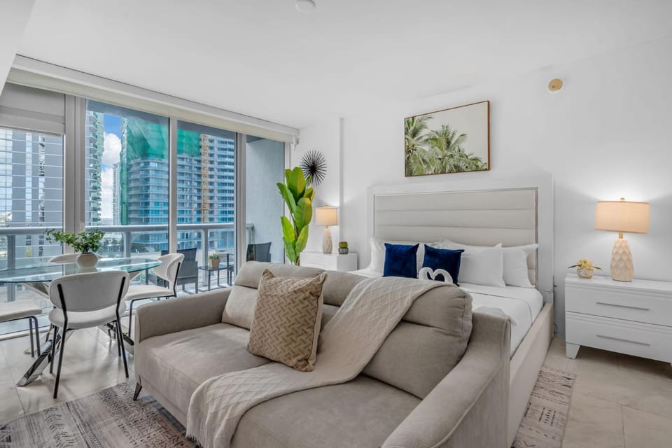 Icon Brickell Studio City Views Pool and Spa House in Brickell