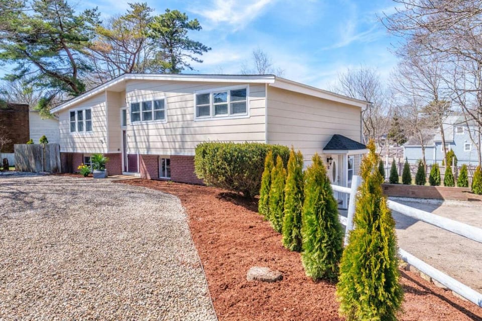 Stylish Hyannis Hideaway 5 min from Main St House in Hyannis