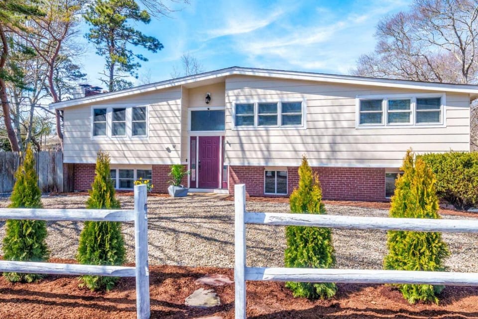 Stylish Hyannis Hideaway 5 min from Main St House in Hyannis