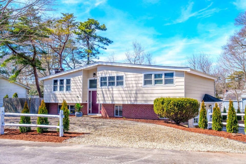 Stylish Hyannis Hideaway 5 min from Main St House in Hyannis