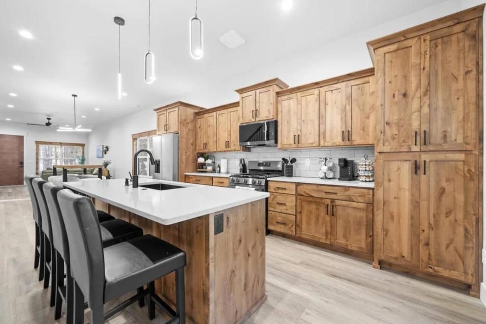 Golden Pines - 20min to Yellowstone, Hot Tub, Luxe Home House in Island Park