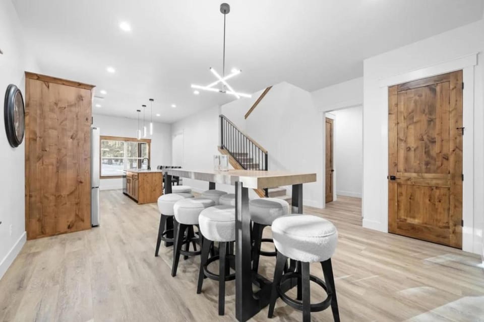 Golden Pines - 20min to Yellowstone, Hot Tub, Luxe Home House in Island Park