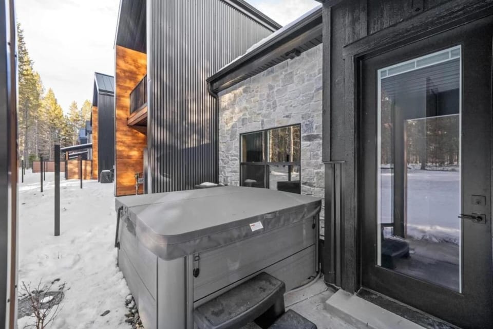 Golden Pines - 20min to Yellowstone, Hot Tub, Luxe Home House in Island Park