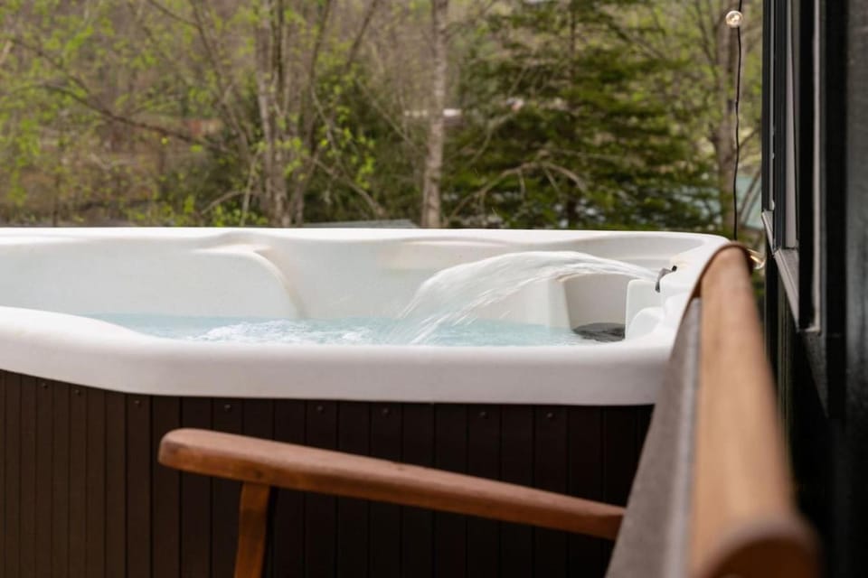 The Bryn - 15 Min To Sylva, Hot Tub and Fire Pit House in Swain County