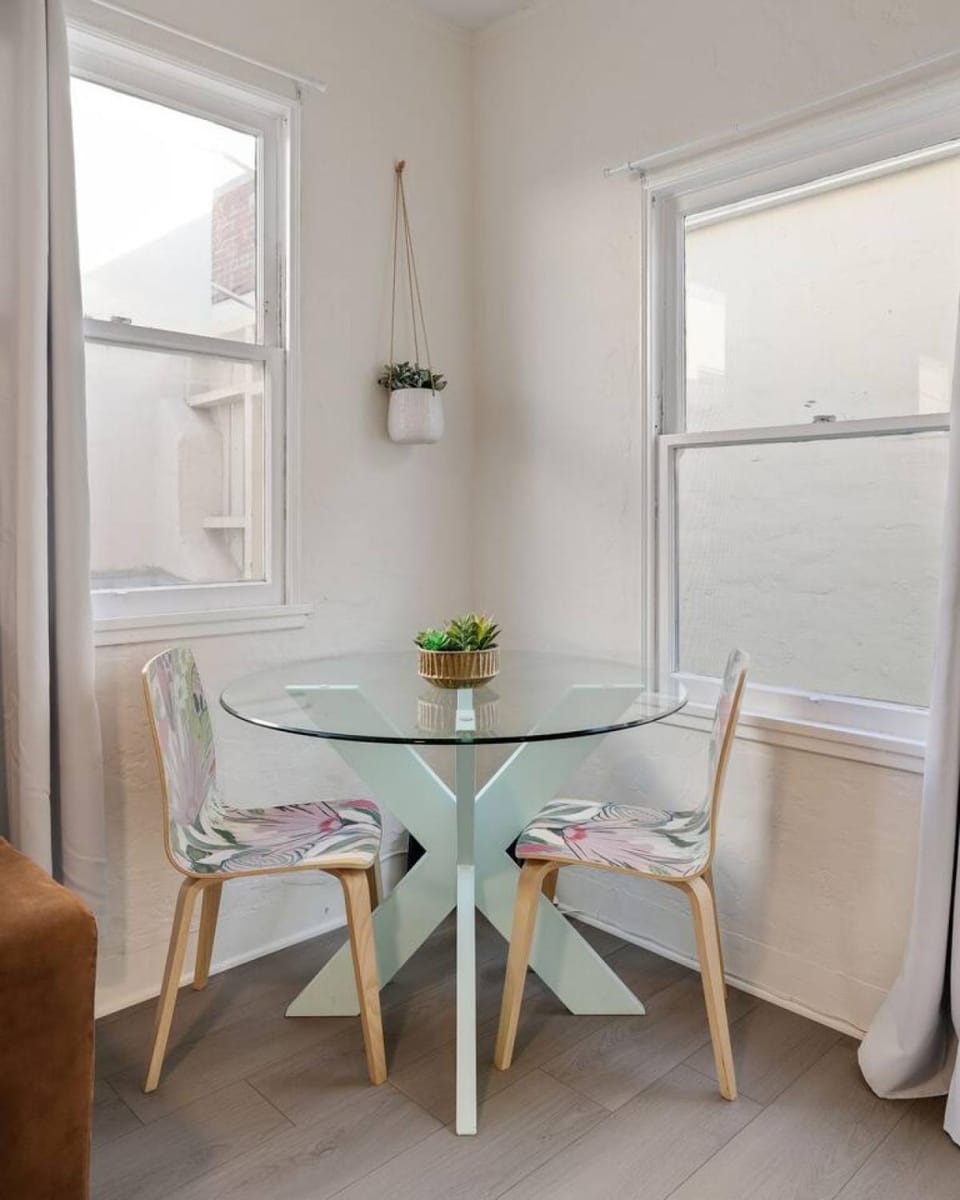 Beach Vibes, Dining Credit and Free Cocktail Apartment in Hermosa Beach