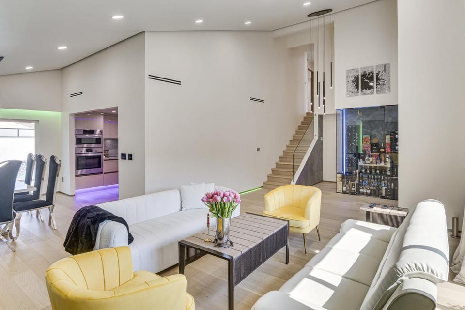 < 2 Mi to CSUN! High-End Retreat w/ Outdoor Oasis House in Granada Hills