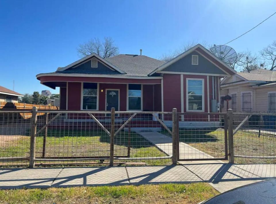 Spacious 3BR 3BA Sleeps 10 5 Min to River Walk House in San Antonio