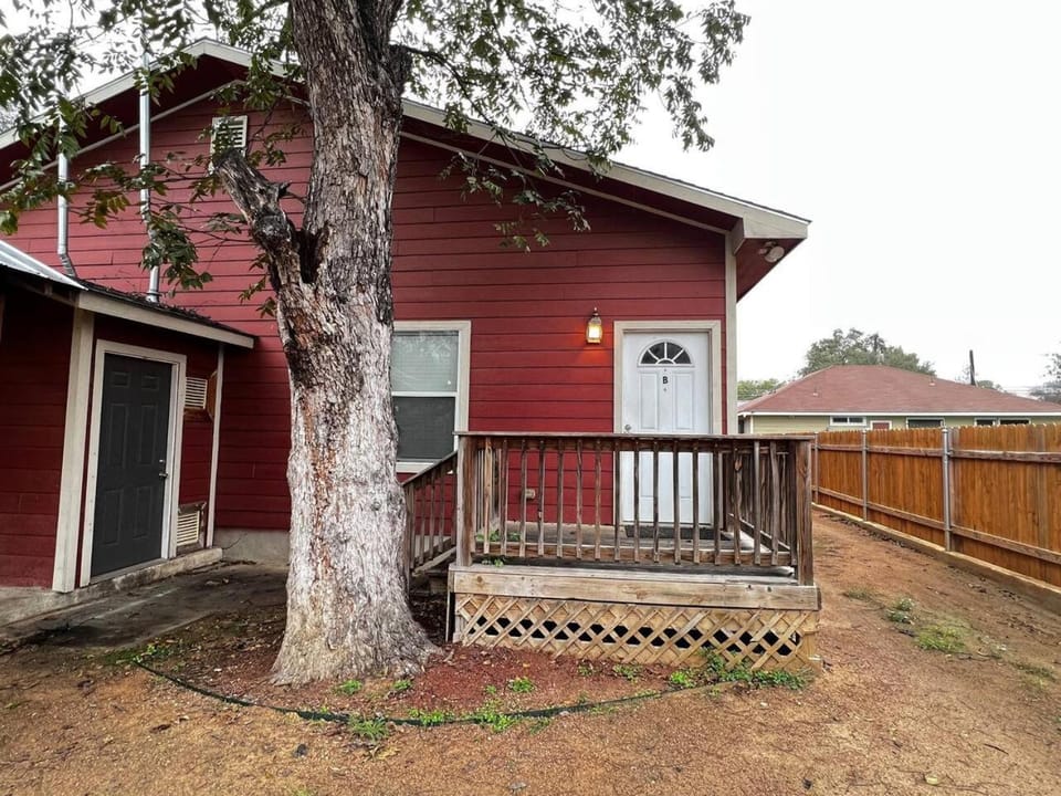 Spacious 3BR 3BA Sleeps 10 5 Min to River Walk House in San Antonio