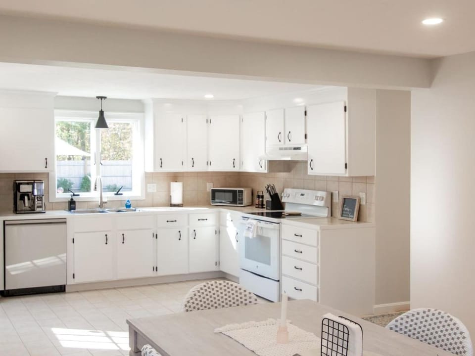 Day, Coffee/tea facilities, Kitchen or kitchenette, Dining area, dishwasher, oven, stove