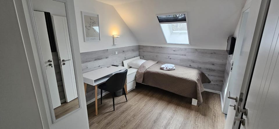 Bed, Photo of the whole room, Bedroom