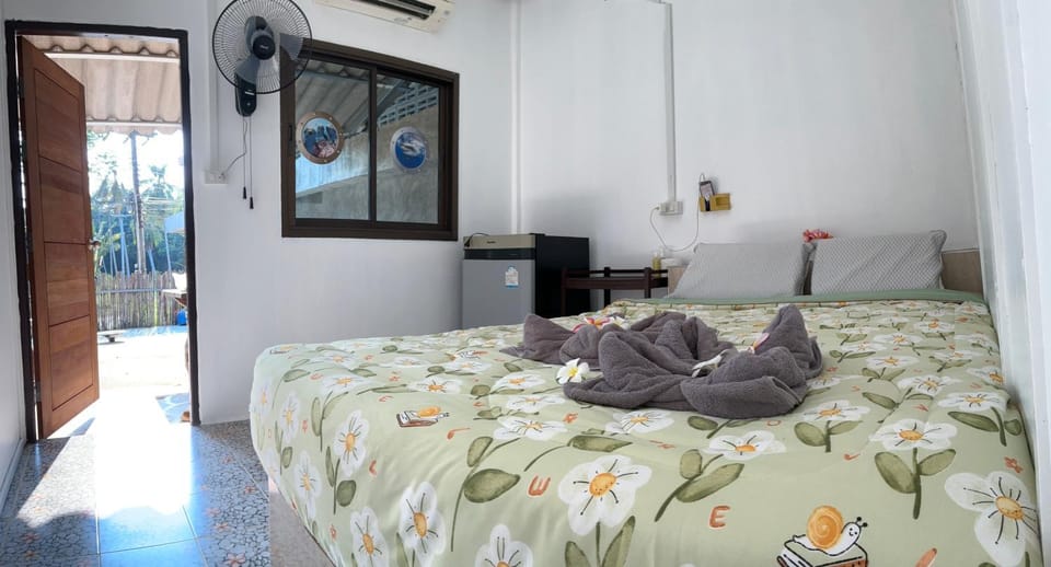 Photo of the whole room, towels, air conditioner