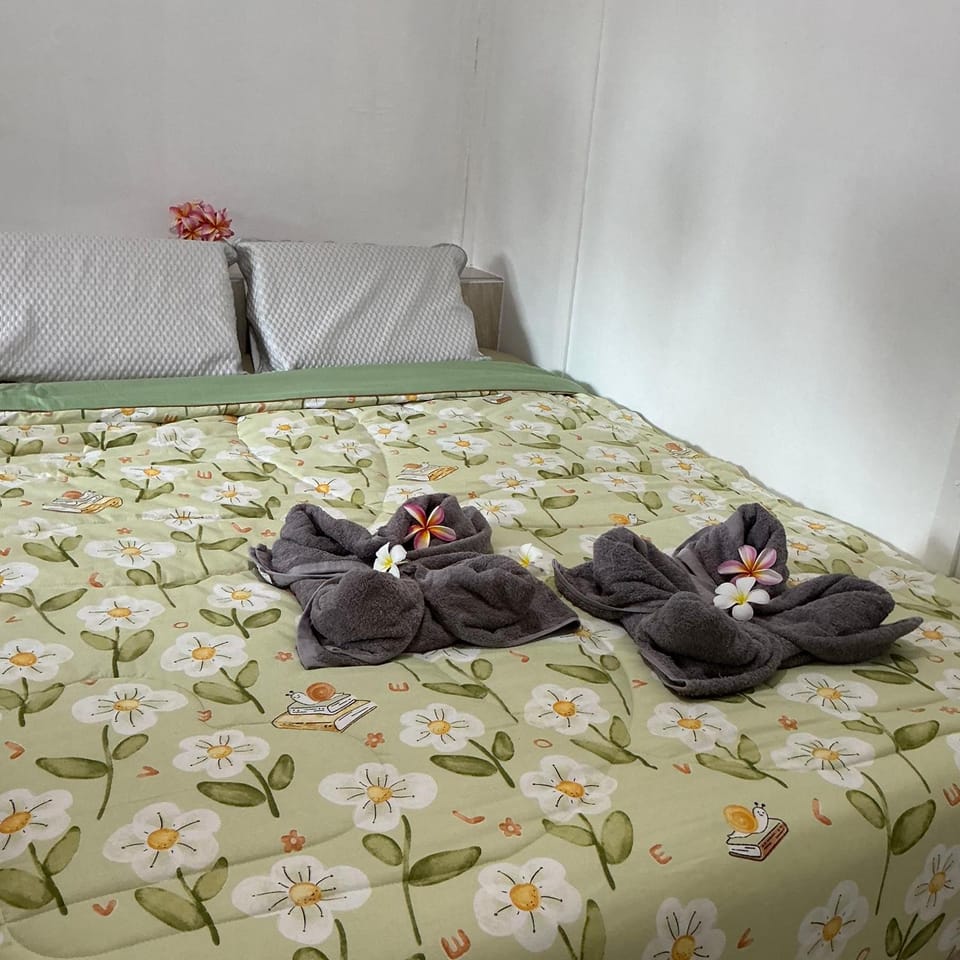 Bedroom, towels