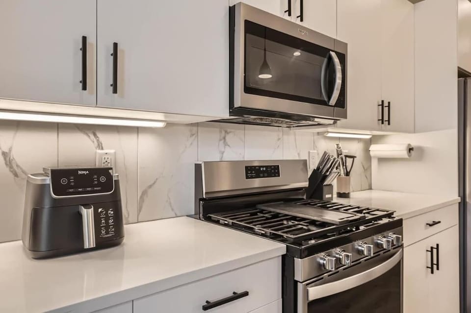 Kitchen or kitchenette, dishwasher, pet friendly, stove, toaster
