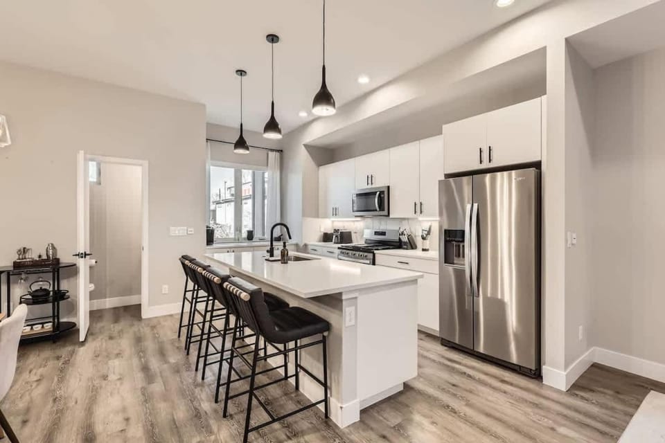 Kitchen or kitchenette, Dining area, dishwasher, oven, pet friendly, stove, toaster