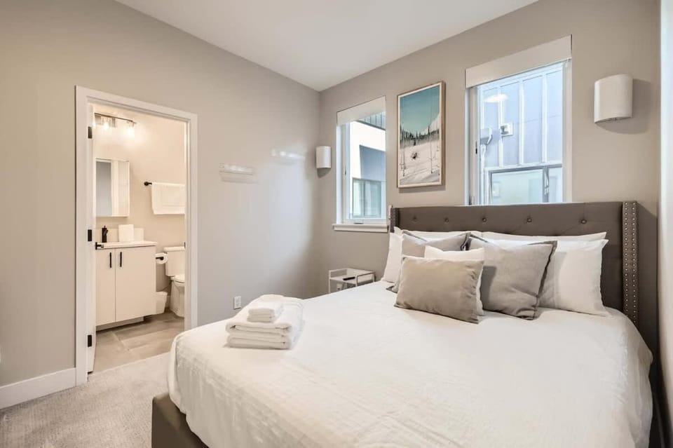Bed, Bathroom, Photo of the whole room, Bedroom, towels
