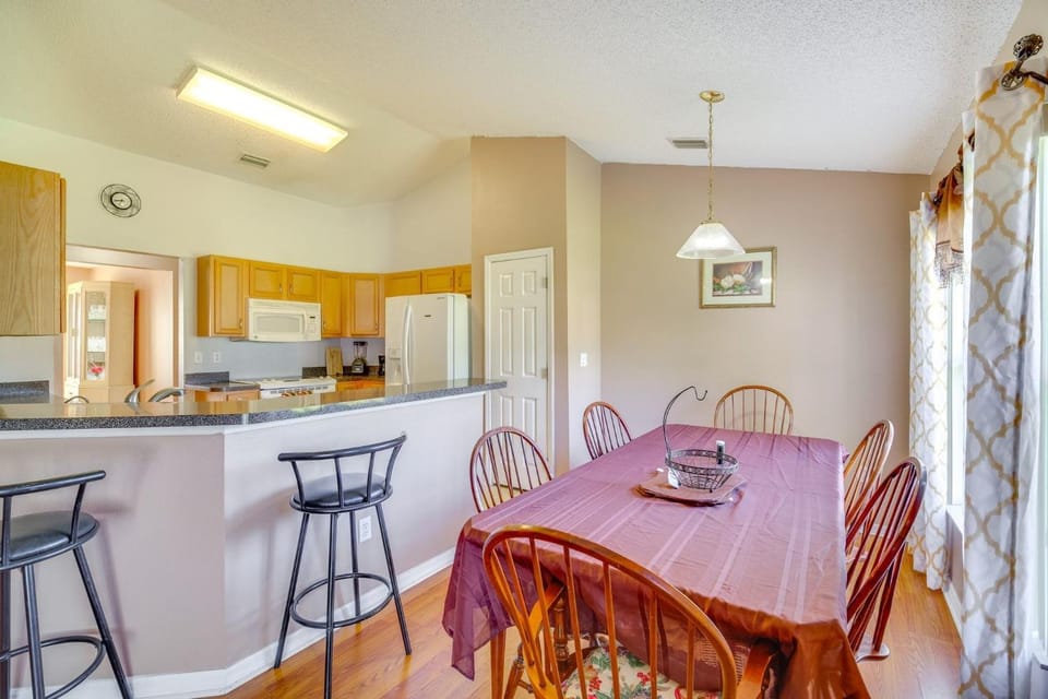 Dining area, kitchen