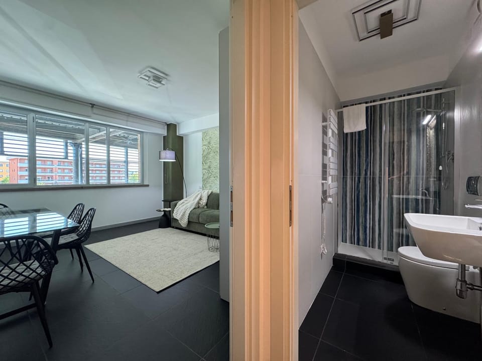 Bed, Bathroom, Living room, Photo of the whole room, Seating area, Dining area, Bedroom
