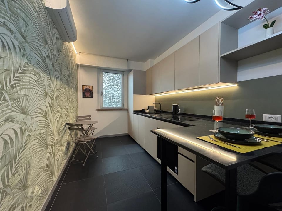 Kitchen or kitchenette, Dining area, stove