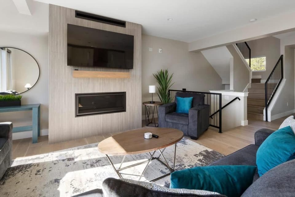 TV and multimedia, Living room, Seating area, fireplace