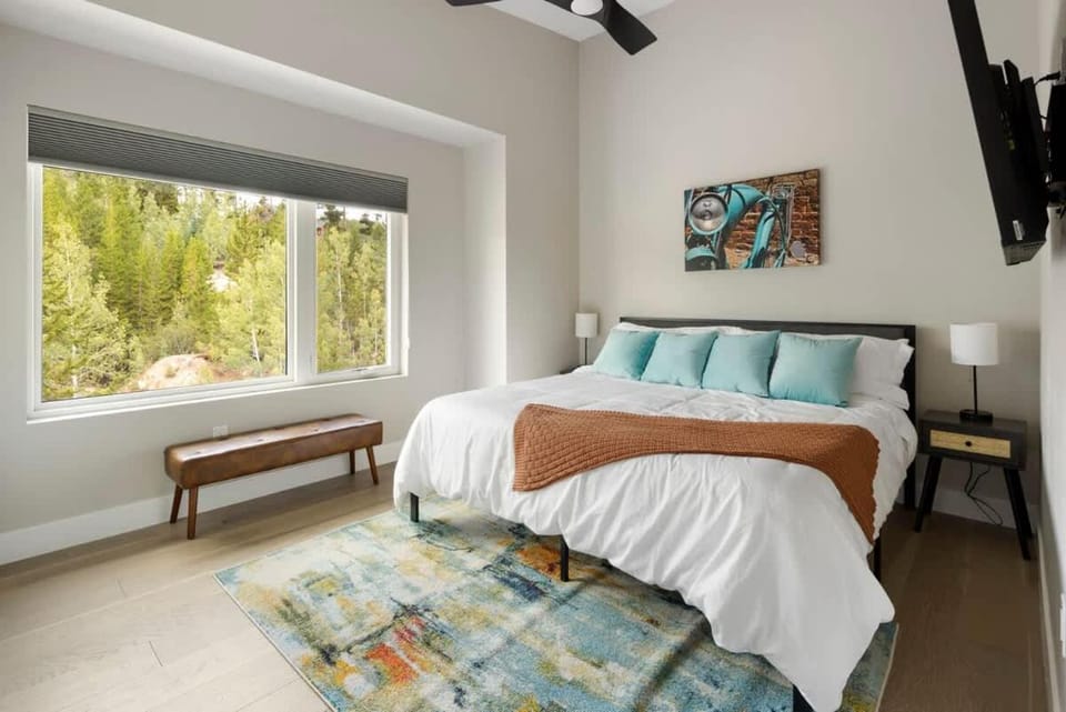 Bed, TV and multimedia, Photo of the whole room, Bedroom