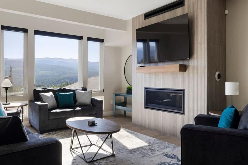 TV and multimedia, Living room, Seating area, Mountain view, fireplace