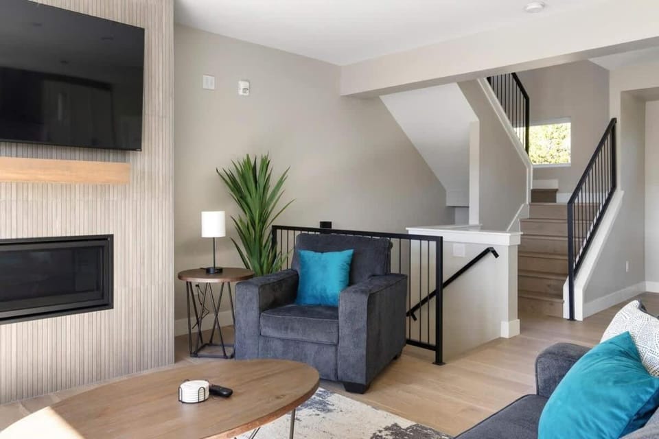 TV and multimedia, Living room, Seating area, fireplace