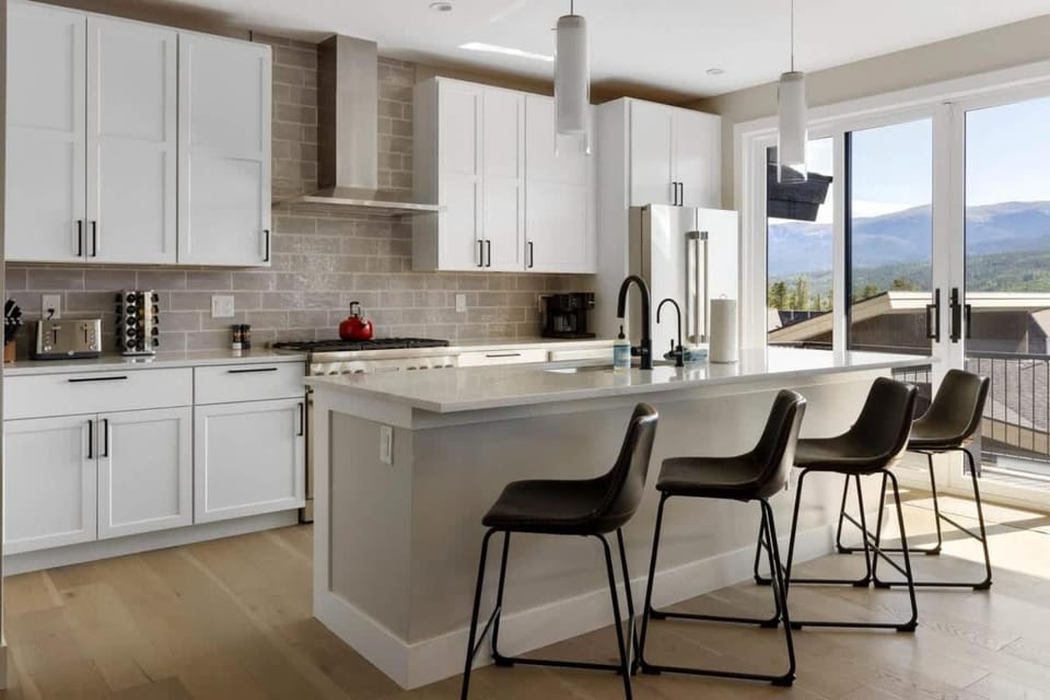 Kitchen or kitchenette, Dining area, Mountain view, dishwasher, pet friendly, stove