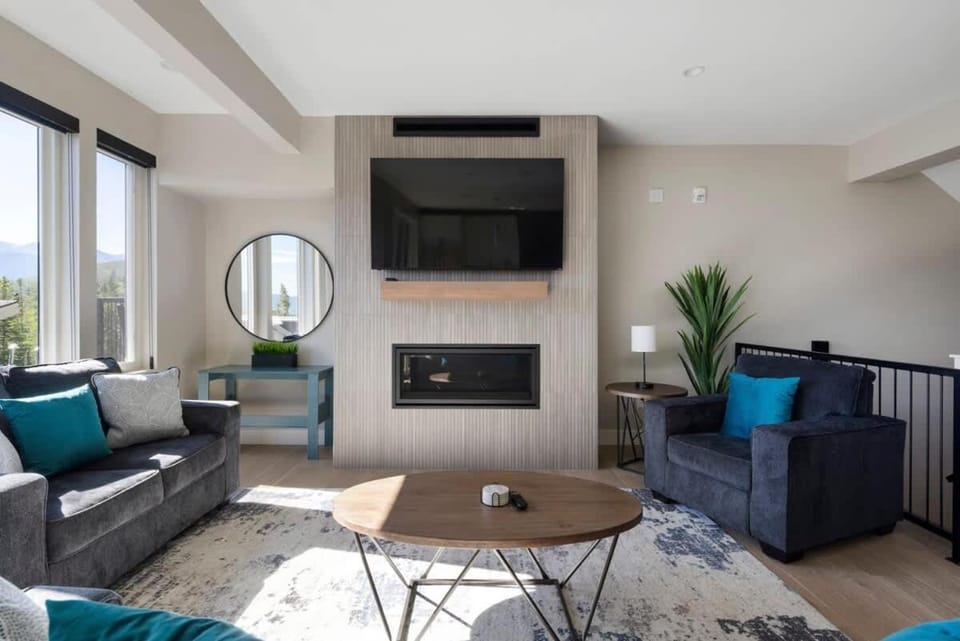 TV and multimedia, Living room, Seating area, fireplace