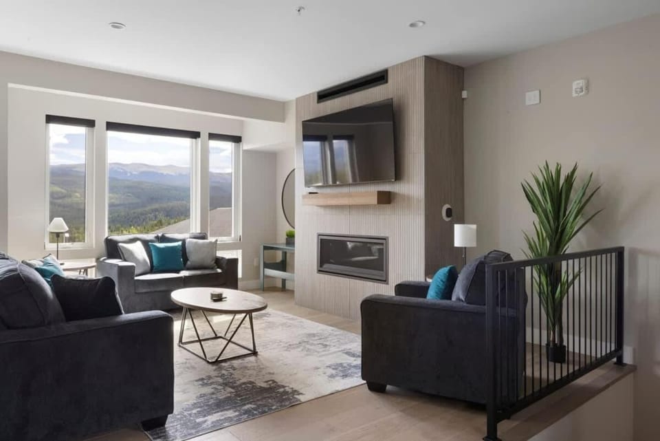 TV and multimedia, Living room, Seating area, Mountain view, fireplace