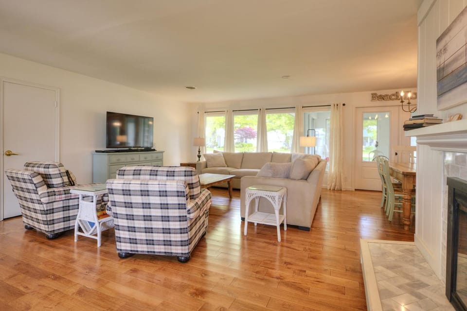 Lake Views & Fire Pit House in South Haven