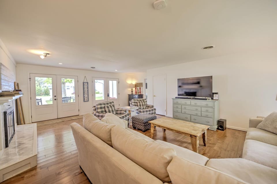 Lake Views & Fire Pit House in South Haven