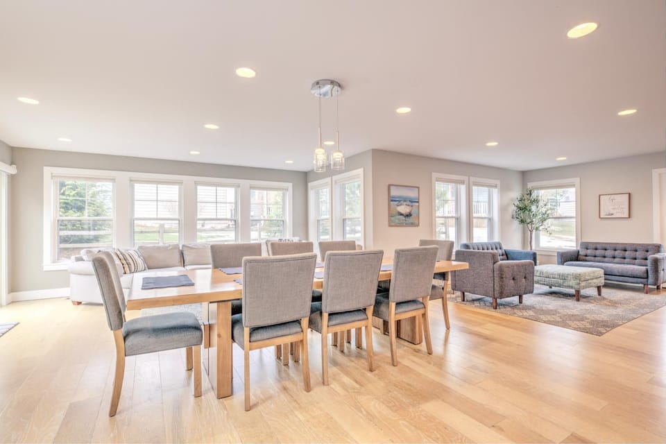 New Listing! 4 Bedroom Home on North Beach! House in South Haven