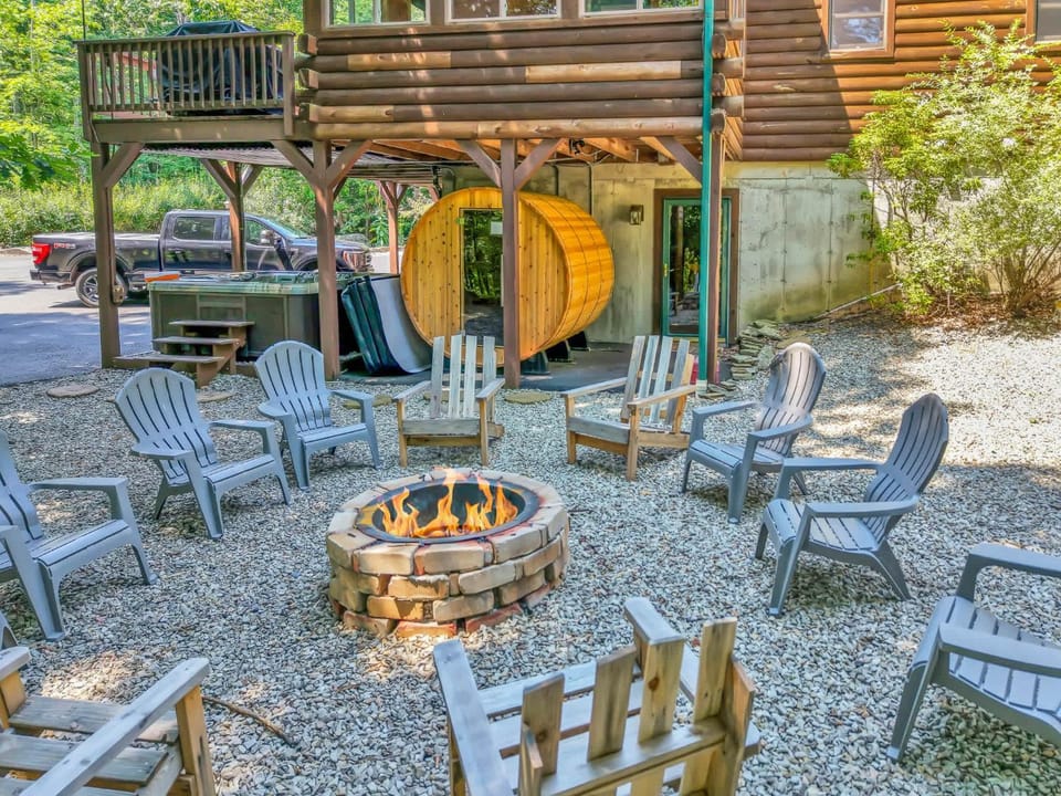 Massive Log Chalet with Hot Tub House in Lake Wallenpaupack