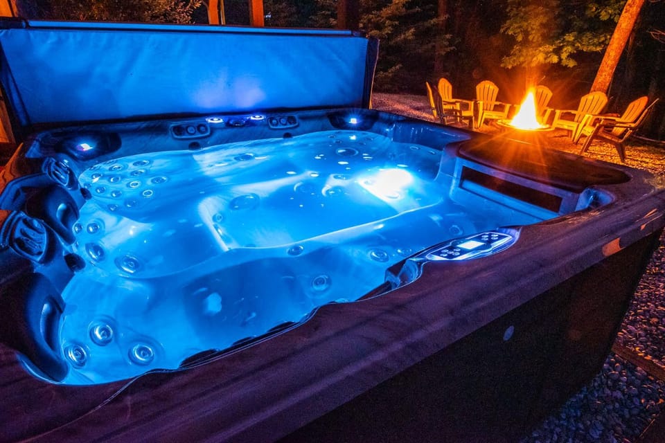 Massive Log Chalet with Hot Tub House in Lake Wallenpaupack