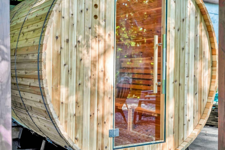 Massive Log Chalet with Hot Tub House in Lake Wallenpaupack