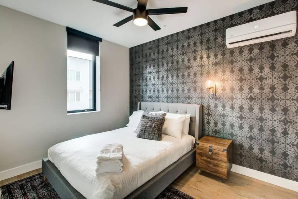 Bed, TV and multimedia, Photo of the whole room, Bedroom, towels, air conditioner