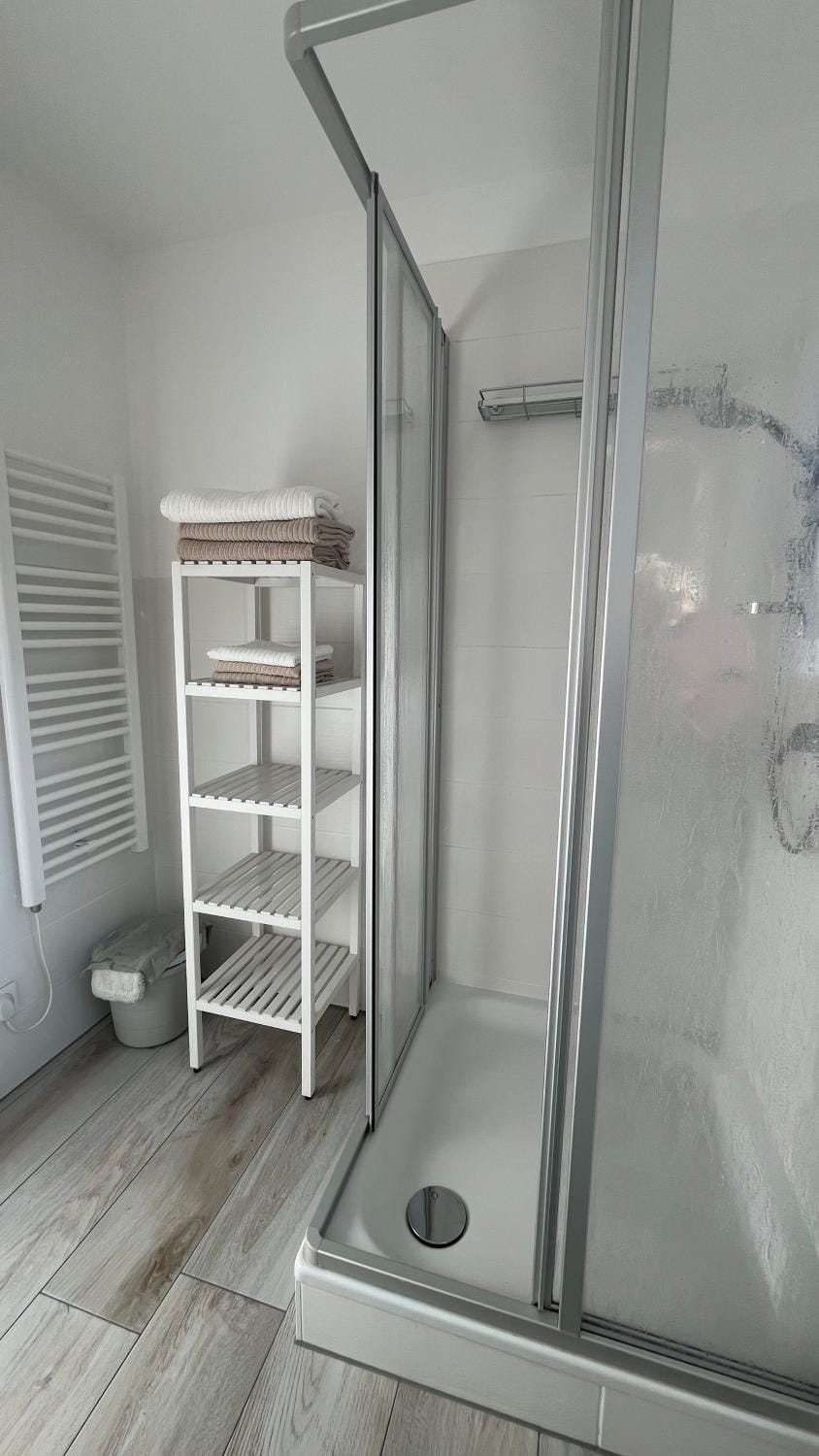 Shower, heating, towels