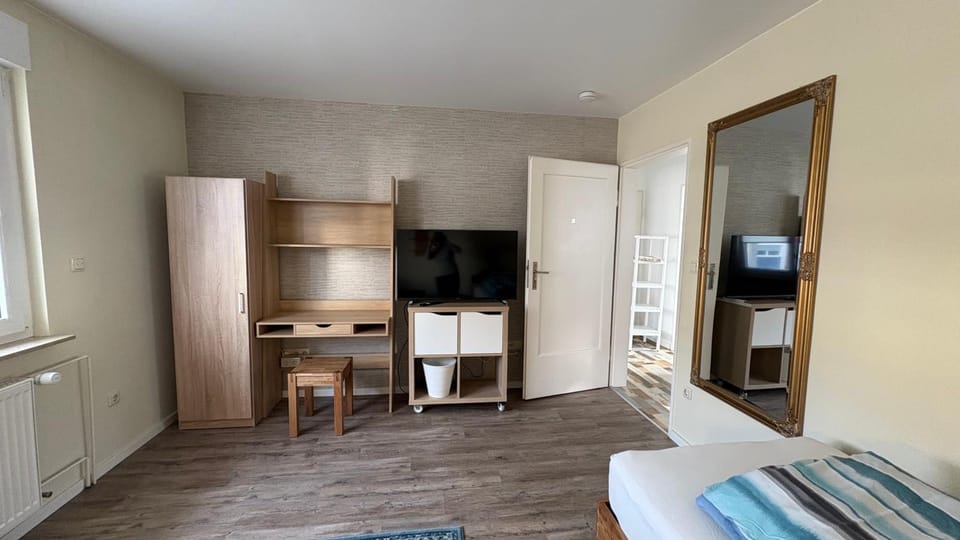 TV and multimedia, Text overlay, wardrobe