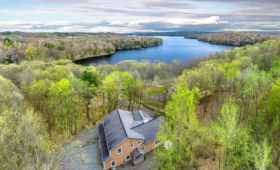 Private Boat Slip LakeFront Hot Tub Skee Ball House in Lake Wallenpaupack