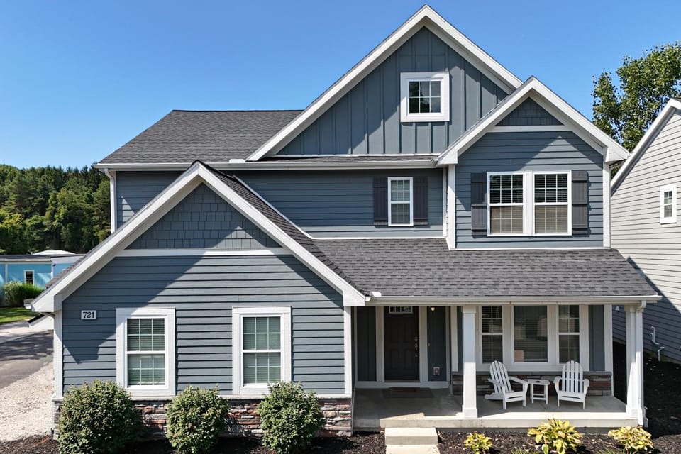 6 BR Home - Year Round Pool & Hot Tub, Fire Pit, Clubhouse & Marina House in South Haven