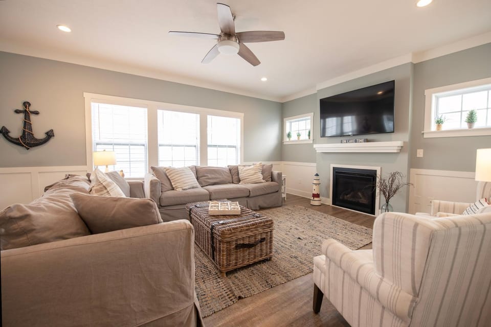 6 BR Home - Year Round Pool & Hot Tub, Fire Pit, Clubhouse & Marina House in South Haven