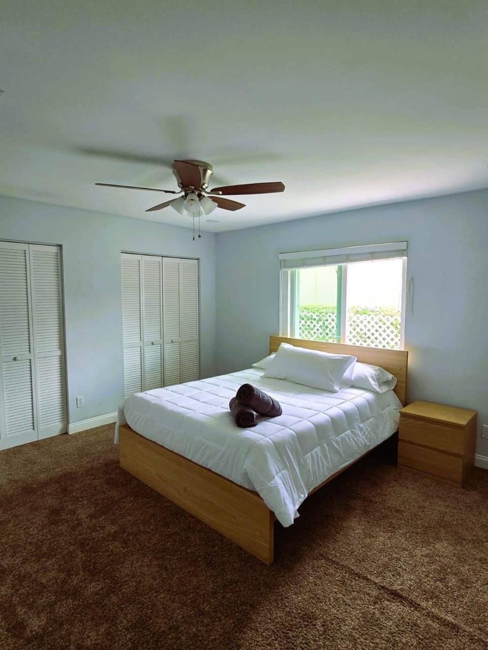 Photo of the whole room, Bedroom, towels, wardrobe