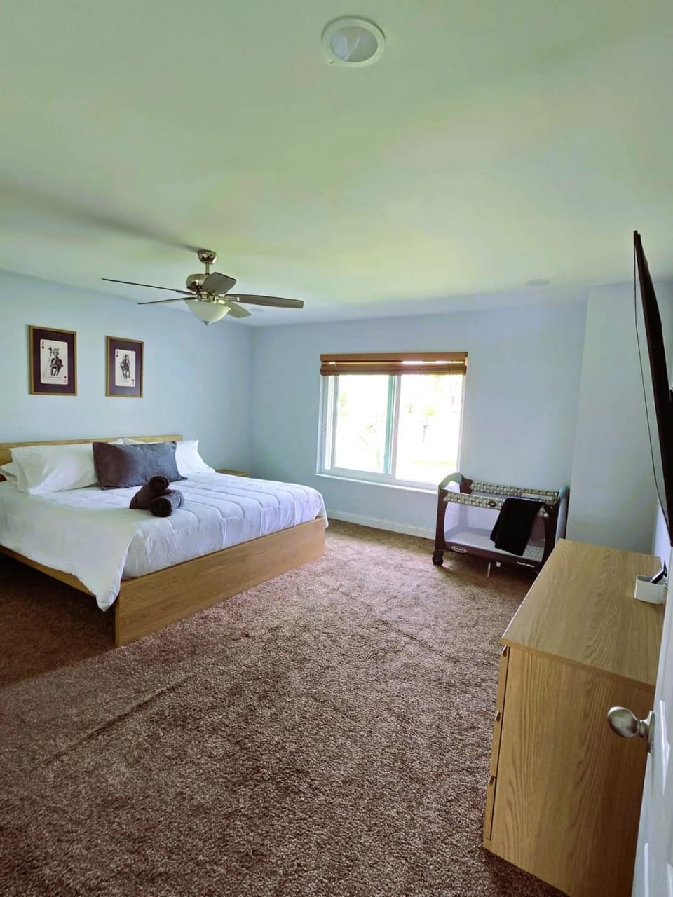 Bed, TV and multimedia, Photo of the whole room, Bedroom