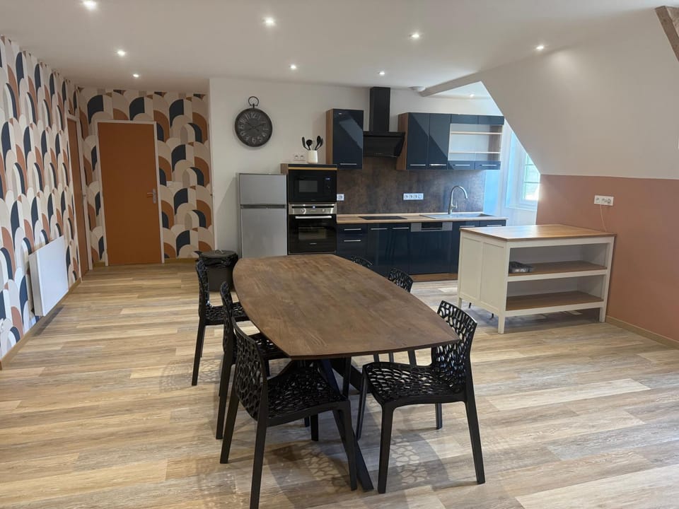 Kitchen or kitchenette, Dining area