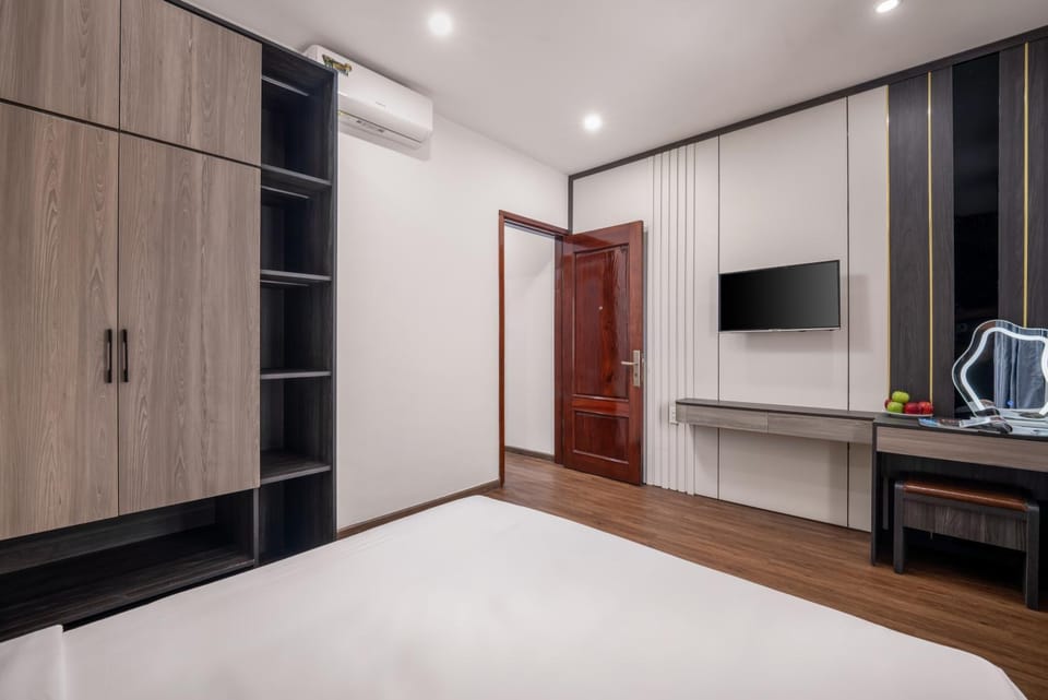 Bed, TV and multimedia, Bedroom, wardrobe, air conditioner