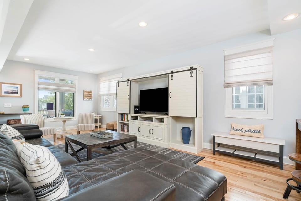 Enjoy North Beach Living - Multiple Patios with Partial Lake Views House in South Haven