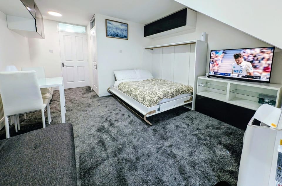 Bed, Photo of the whole room, air conditioner