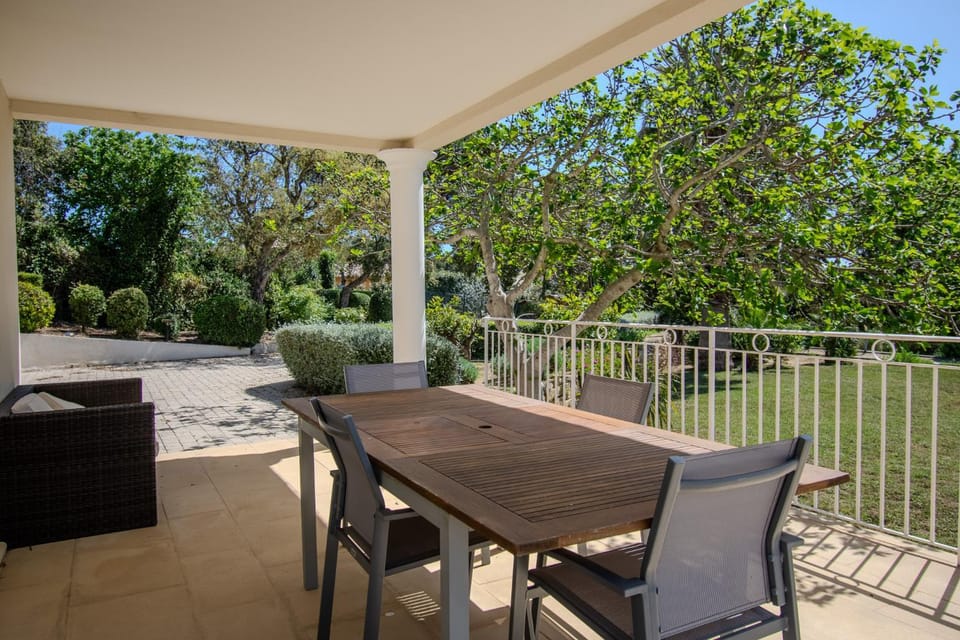 Villa Golfe St-Tropez – Piscine Jacuzzi 200m plage Villa in Grimaud