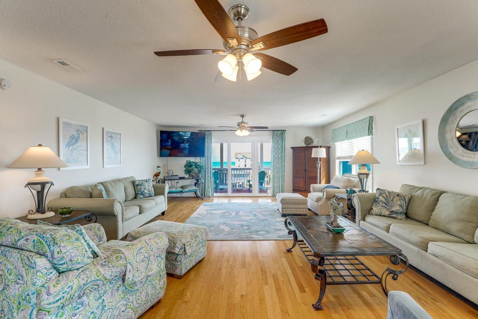 Walk to Garden City Pier and Beach! Group Getaway House in Garden City