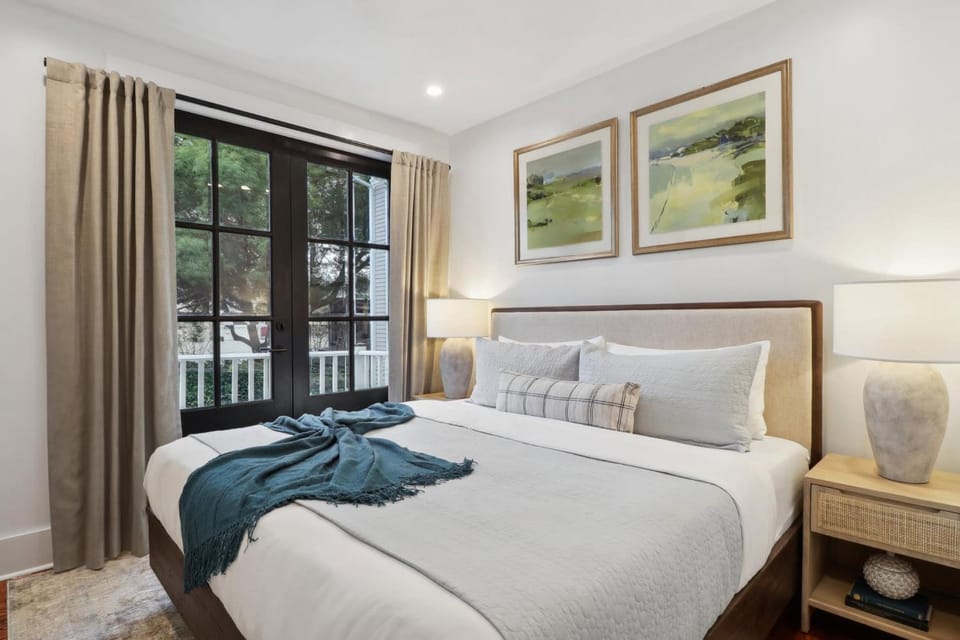 Contemporary Savannah Retreat Near Forsyth Park House in Savannah